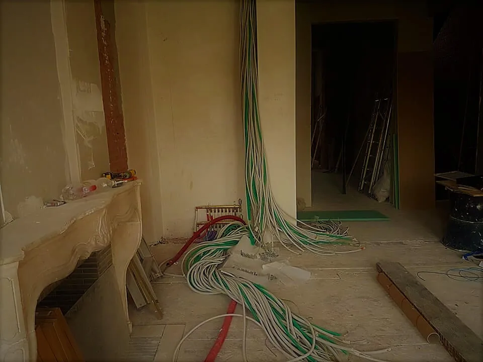 Câblage électrique installé dans une maison en construction.