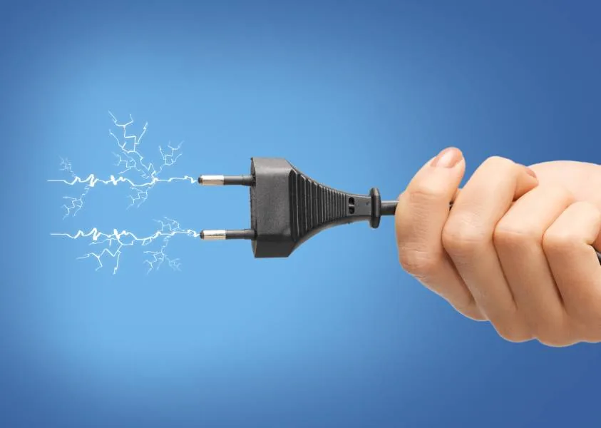 Électricien en intervention de dépannage électrique.