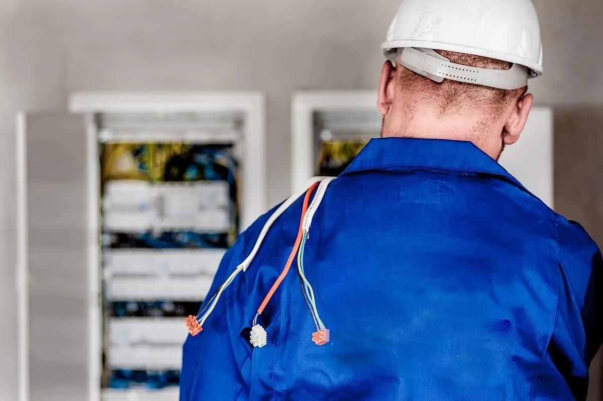 Électricien rénovant le câblage électrique d’un logement.