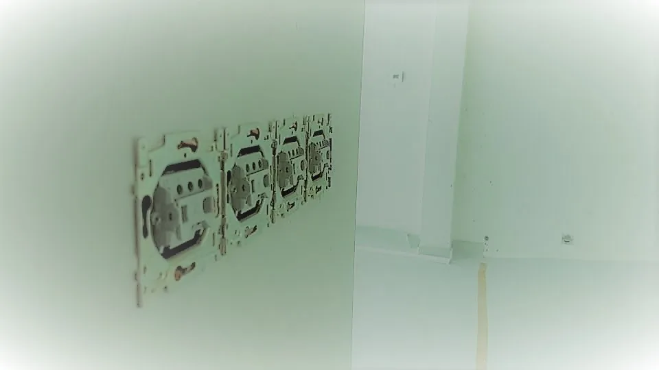 Pose d’une prise de courant par un électricien Belektro.