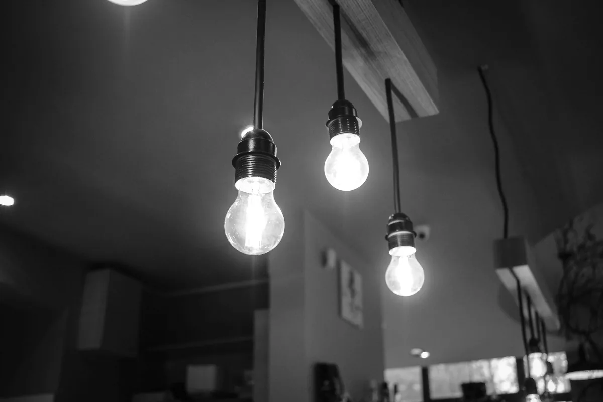 Électricien intervenant dans une maison particulière.