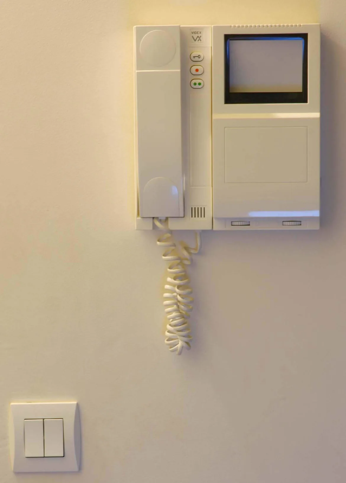 Électricien raccordant la platine d’un vidéophone